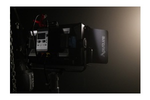 Chỉnh sáng đèn Aputure Nova P300c 